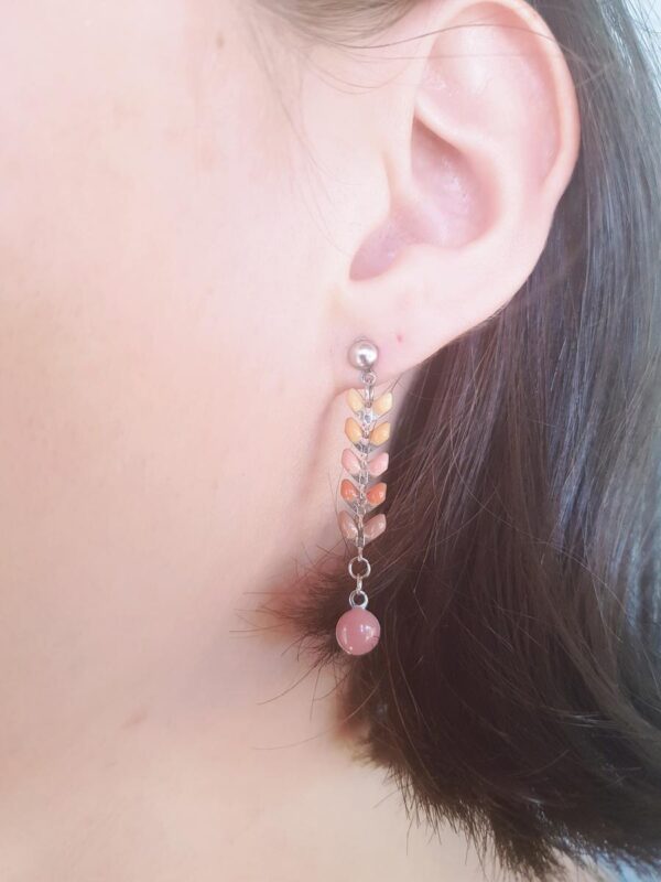 Boucles d'oreilles en acier inoxydable fait main - chaîne épi rose orangée - Calino Crea Boucles d'oreilles en acier inoxydable fait main - chaîne épi rose orangée - Calino Crea