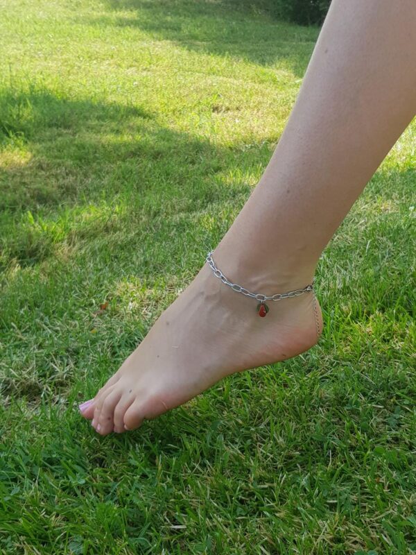 Chaîne de cheville inox personnalisable fait main - chaîne striée et sequin émaillé rouge. Calino Crea Chaîne de cheville inox personnalisable fait main - chaîne striée et sequin émaillé rouge. Calino Crea