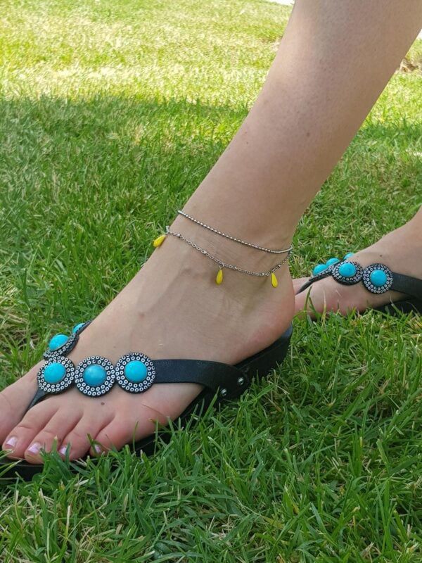 Chaîne de cheville inox personnalisable fait main - double chaîne et sequins émaillés jaunes. Calino Crea