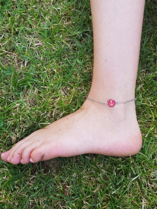Chaîne de cheville inox personnalisable fait main - cabochon rouge avec ancre marine. Calino Crea