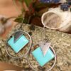 Boucles d'oreilles inox personnalisable fait main - sequin carré turquoise et triangle argenté. Calino Crea