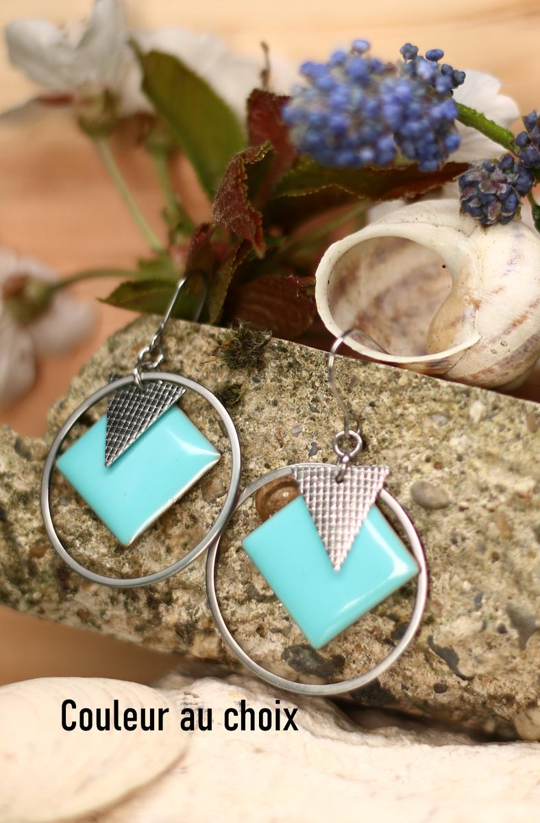 Boucles d'oreilles inox personnalisable fait main - sequin carré turquoise et triangle argenté. Calino Crea