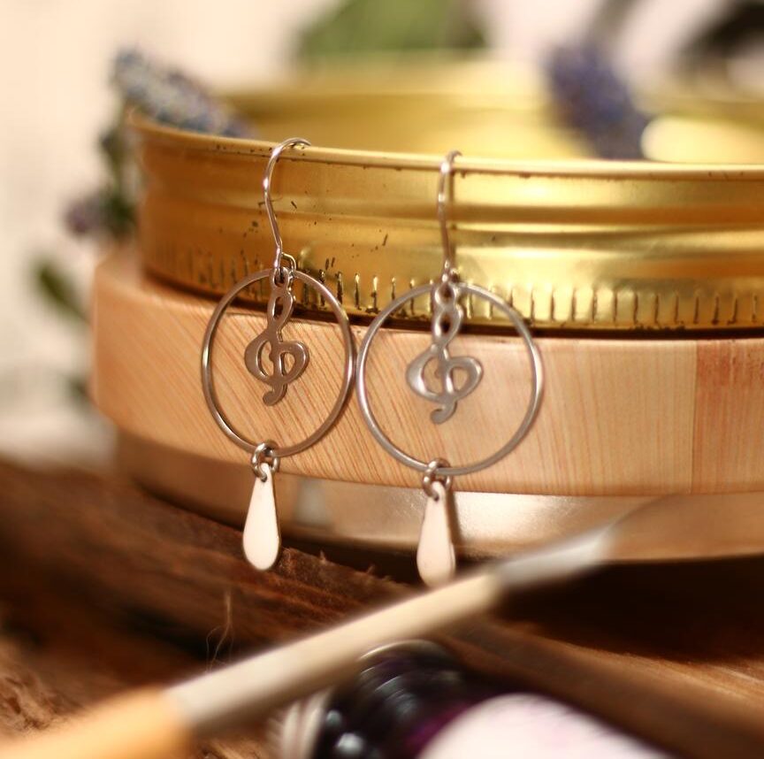 Boucles d'oreilles inox personnalisables fait main - Cercle et clef de sol argentés et sequin émaillé goutte. Calino Crea