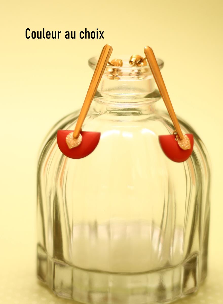 Boucles d'oreilles inox personnalisable fait main - Barre et sequin dorés et demi-cercle corail. Calino Crea