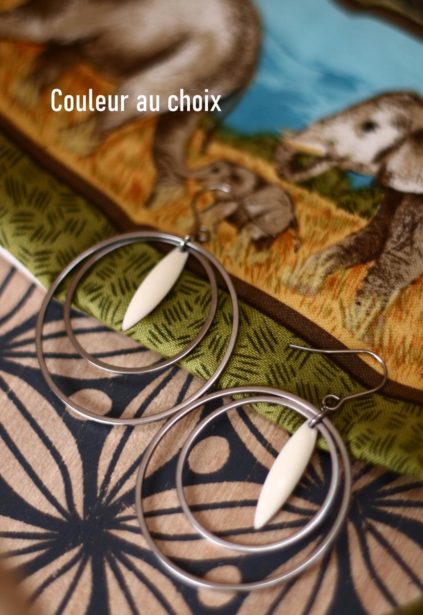 Boucles d'oreilles inox personnalisable fait main - double anneaux et sequin amande blanc. Calino Crea