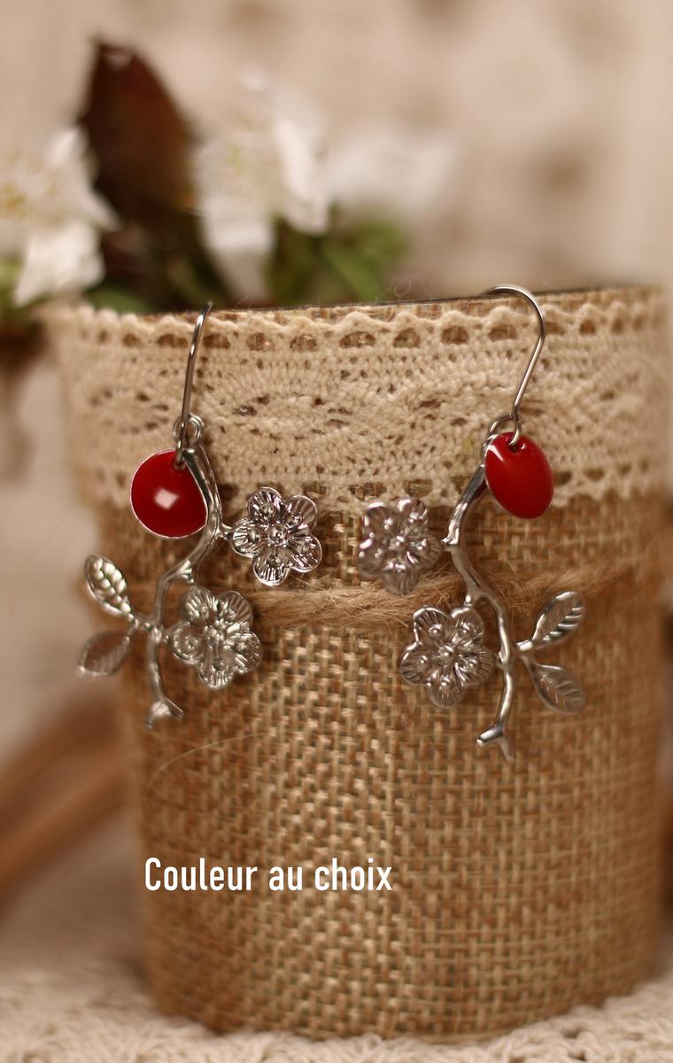 Boucles d’oreilles inox personnalisables fait main - fleurs et sequin émaillé rouge. Calino Crea