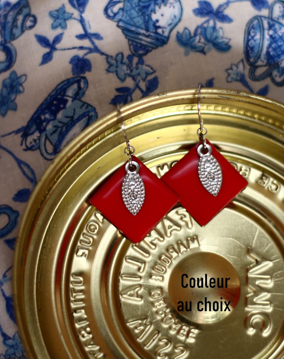 Boucles d'oreilles inox personnalisables ait main - sequin argenté et carré rouge. Calino crea