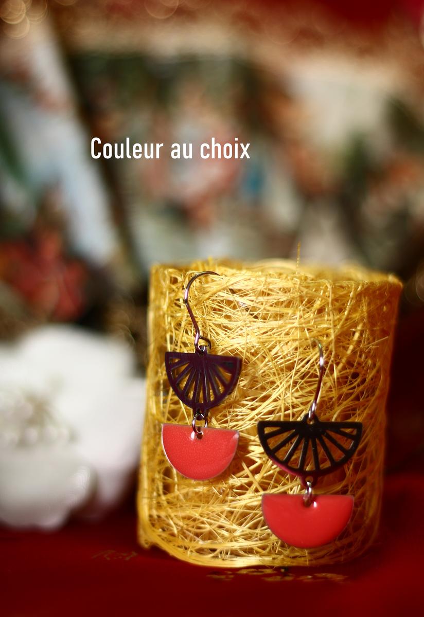 Boucles d'oreilles inox personnalisable fait main - Eventail et sequin corail. Calino crea