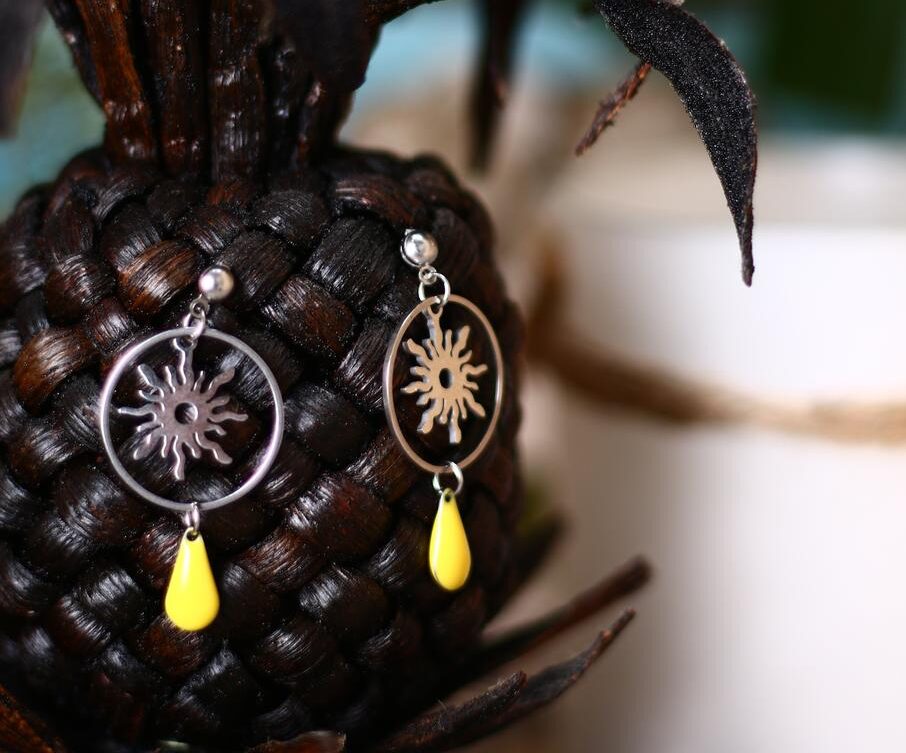 Boucles d'oreilles inox personnalisables fait main - Soleil, cercle argentés et sequin émaillé goutte. Calino crea Boucles d'oreilles inox personnalisables fait main - Soleil, cercle argentés et sequin émaillé goutte. Calino crea