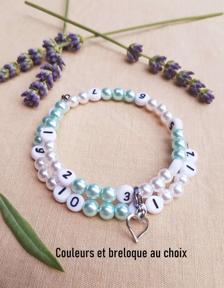 Bracelet d'allaitement personnalisable fait main - Perles blanches et bleu clair et cœur. Calino Crea