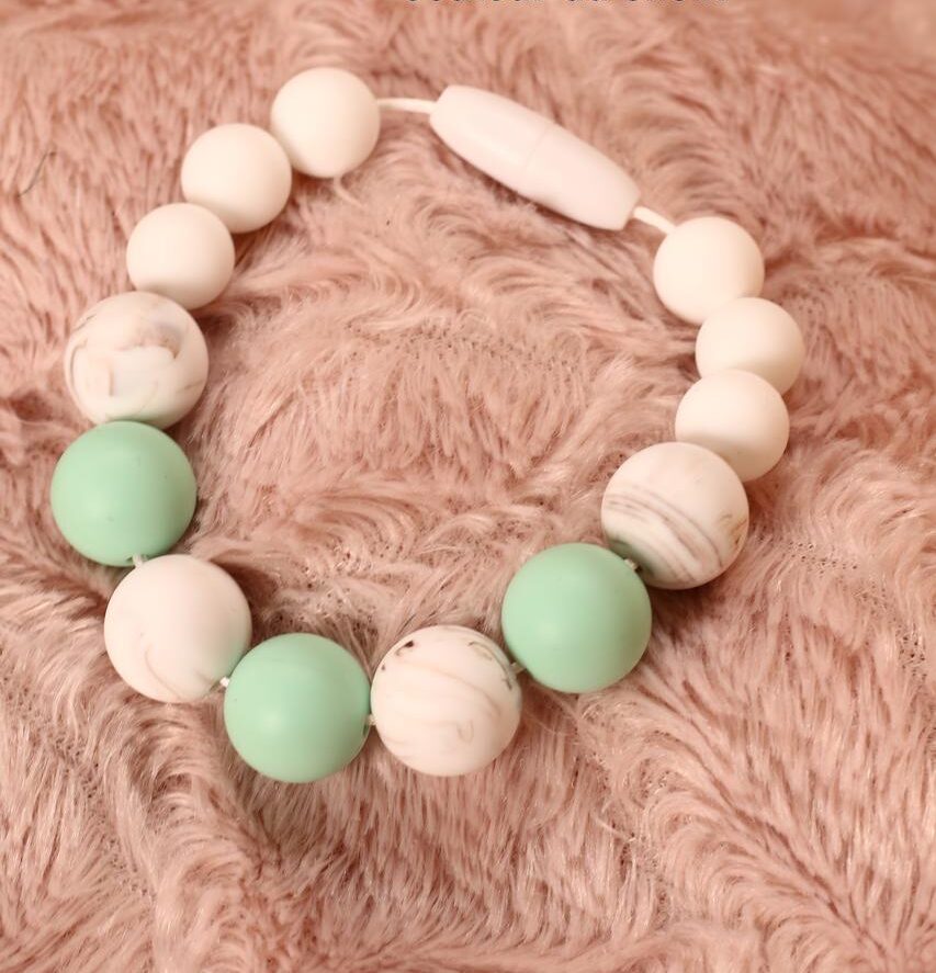 Bracelet d'allaitement - perles silicone blanches marbrées et menthe - couleur au choix Bracelet d'allaitement et de portage - silicone blanc marbré et menthe