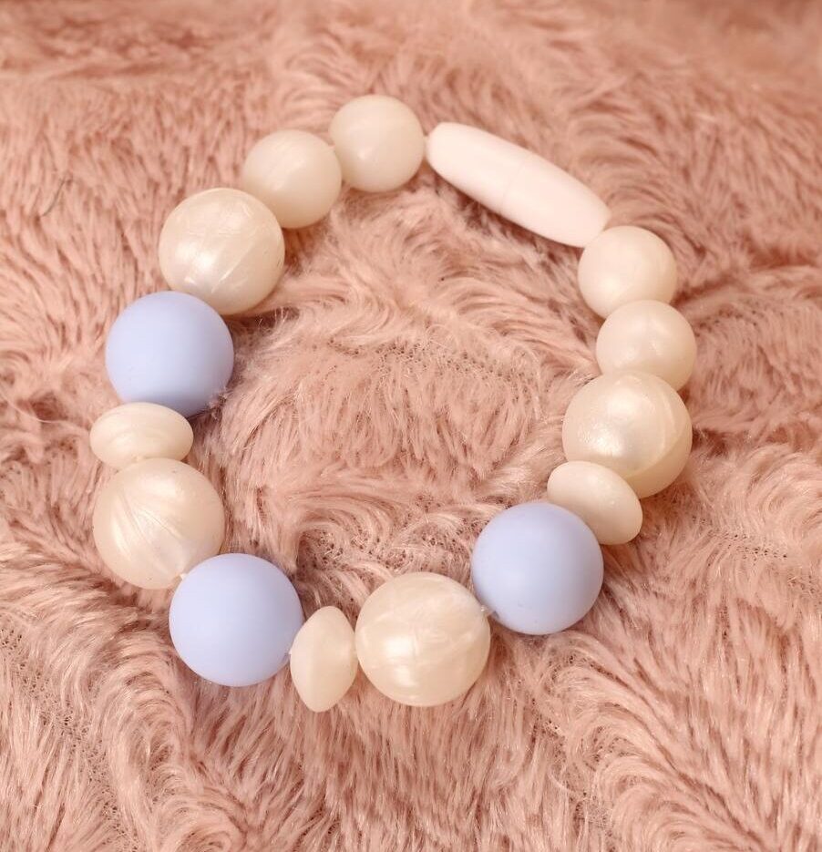 Bracelet d'allaitement et de portage personnalisable fait main - silicone blanc et bleu. Calino Crea Bracelet d'allaitement et de portage personnalisable fait main - silicone blanc et bleu. Calino Crea