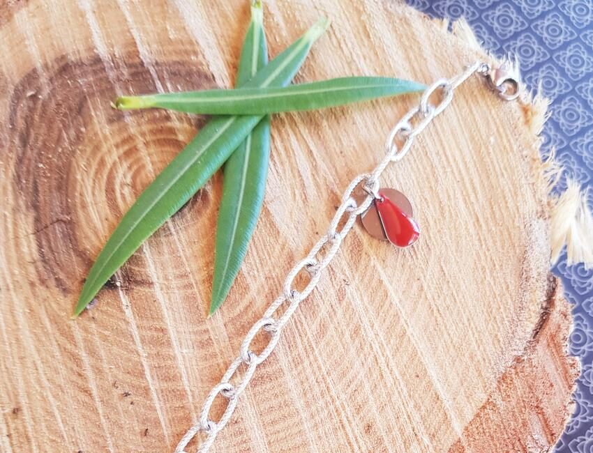 Chaîne de cheville inox personnalisable fait main - chaîne striée et sequin émaillé rouge. Calino Crea Chaîne de cheville inox personnalisable fait main - chaîne striée et sequin émaillé rouge. Calino Crea