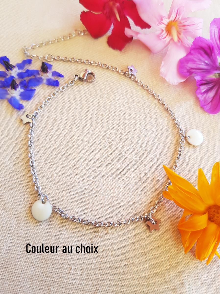Chaîne de cheville inox personnalisable fait main - étoiles et sequins émaillés blancs. Calino Crea