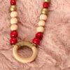 Collier d'allaitement et de portage personnalisable fait main - perles en bois naturel, rouge et doré avec anneau. Calino Crea Collier d'allaitement et de portage personnalisable fait main - perles en bois naturel, rouge et doré avec anneau. Calino Crea