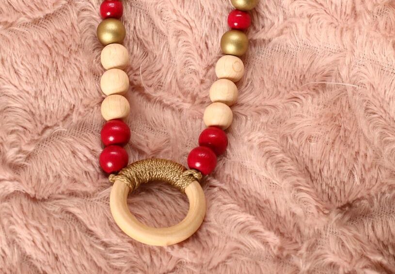 Collier d'allaitement et de portage personnalisable fait main - perles en bois naturel, rouge et doré avec anneau. Calino Crea Collier d'allaitement et de portage personnalisable fait main - perles en bois naturel, rouge et doré avec anneau. Calino Crea