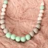 Collier d'allaitement et de portage personnalisable fait main - perles en bois blanche, grise et menthe. Calino Crea