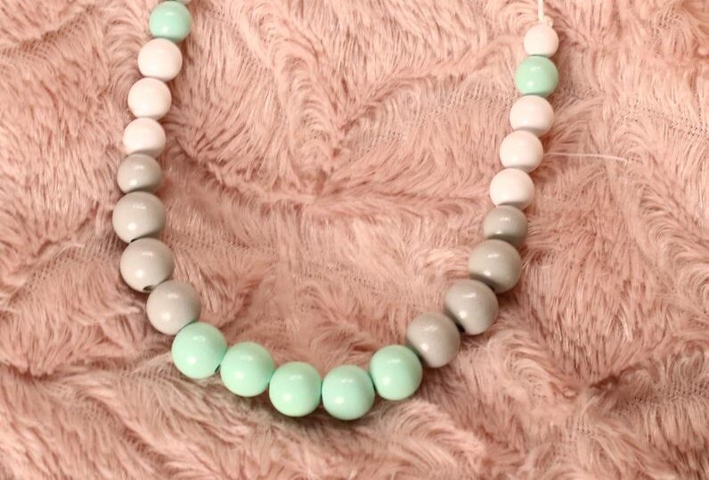 Collier d'allaitement et de portage personnalisable fait main - perles en bois blanche, grise et menthe. Calino Crea Collier d'allaitement et de portage personnalisable fait main - perles en bois blanche, grise et menthe. Calino Crea
