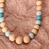Collier d'allaitement et de portage personnalisable fait main - perles en bois naturel et bleu. Calino Crea
