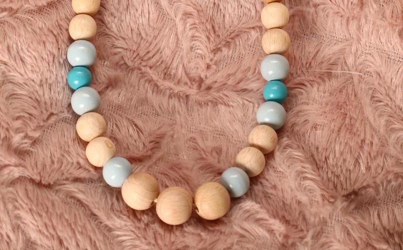 Collier d'allaitement et de portage personnalisable fait main - perles en bois naturel et bleu. Calino Crea Collier d'allaitement et de portage personnalisable fait main - perles en bois naturel et bleu. Calino Crea