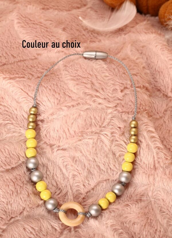 Collier d'allaitement et de portage - perles en bois argenté, doré et jaune avec anneau
