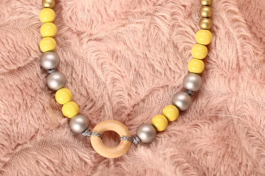 Collier d'allaitement et de portage personnalisable fait main - perles en bois argenté, doré et jaune avec anneau. Calino Crea Collier d'allaitement et de portage personnalisable fait main - perles en bois argenté, doré et jaune avec anneau. Calino Crea