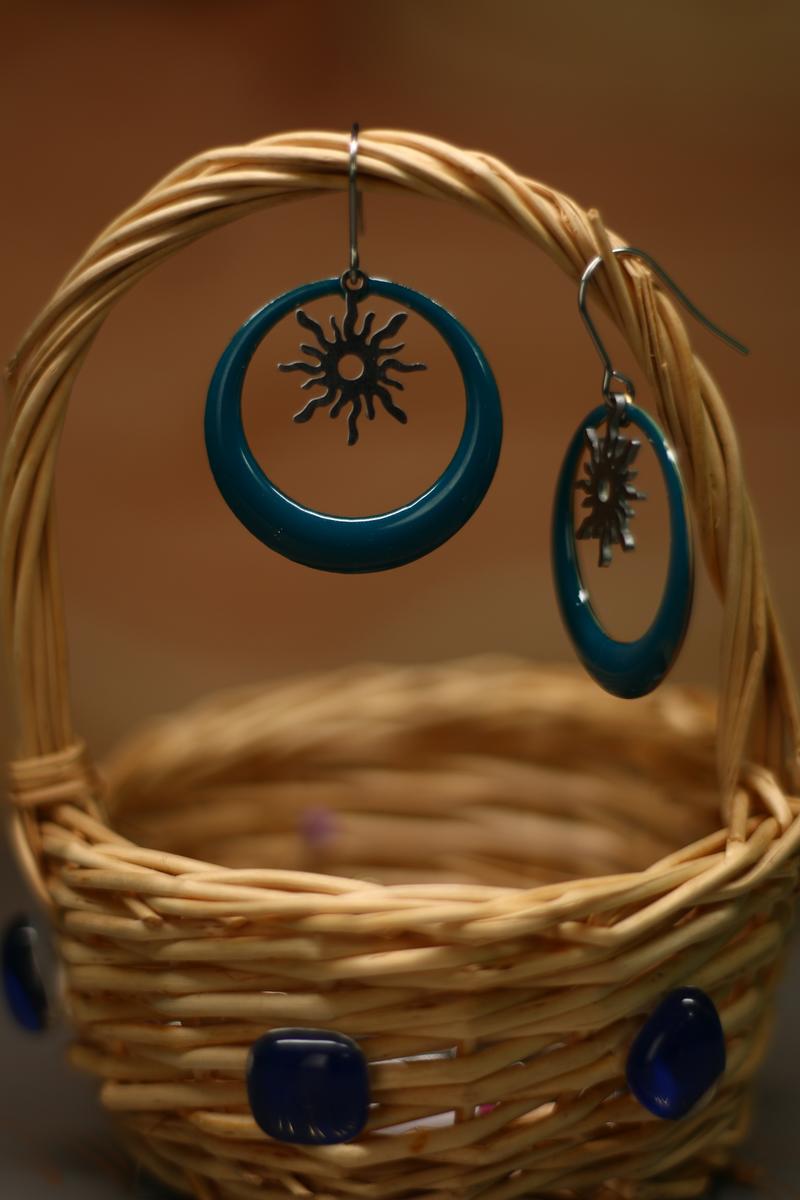 Boucles d'oreilles inox fait main - Créole émaillée bleue et soleil argenté. Calino Crea