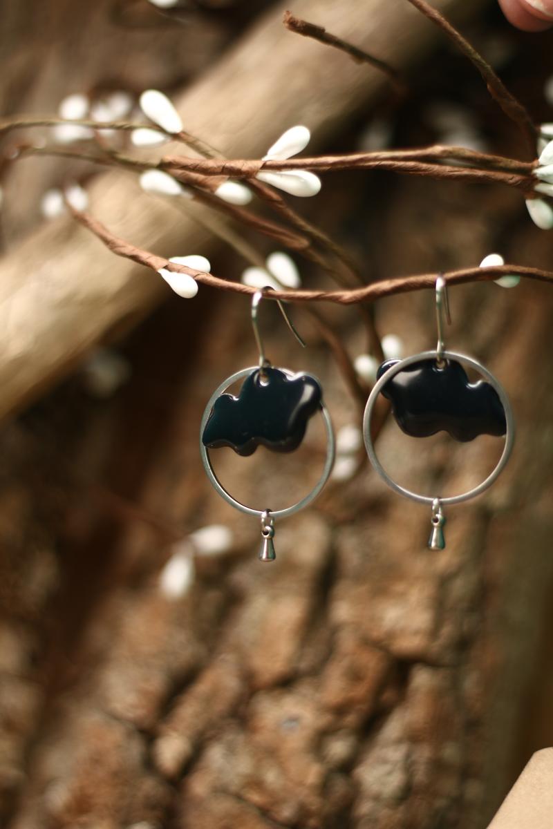 Boucles d'oreilles inox fait main - Cercle et sequin émaillé nuage marine. Calino Crea
