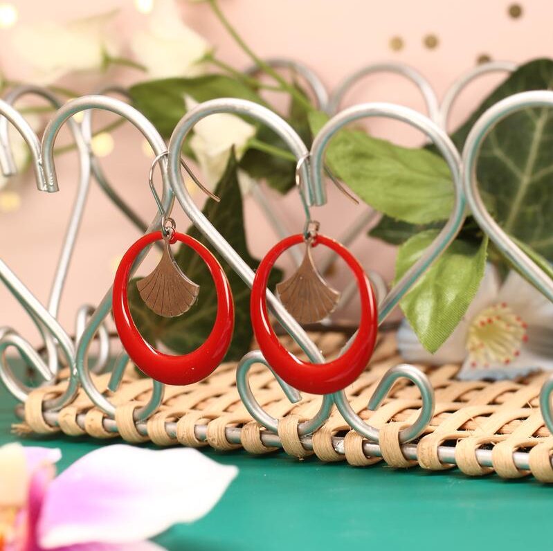 Boucles d'oreilles inox fait main - Créole émaillée rouge et feuille de ginkgo argentée. Calino Crea
