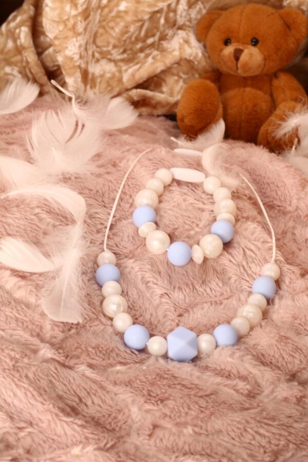 Collier et bracelet d'allaitement et de portage fait main - perles rondes et hexagonale bleues et blanches nacrées. Calino Crea