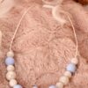 Collier d'allaitement et de portage fait main - perles rondes et hexagonale bleues et blanches nacrées. Calino Crea