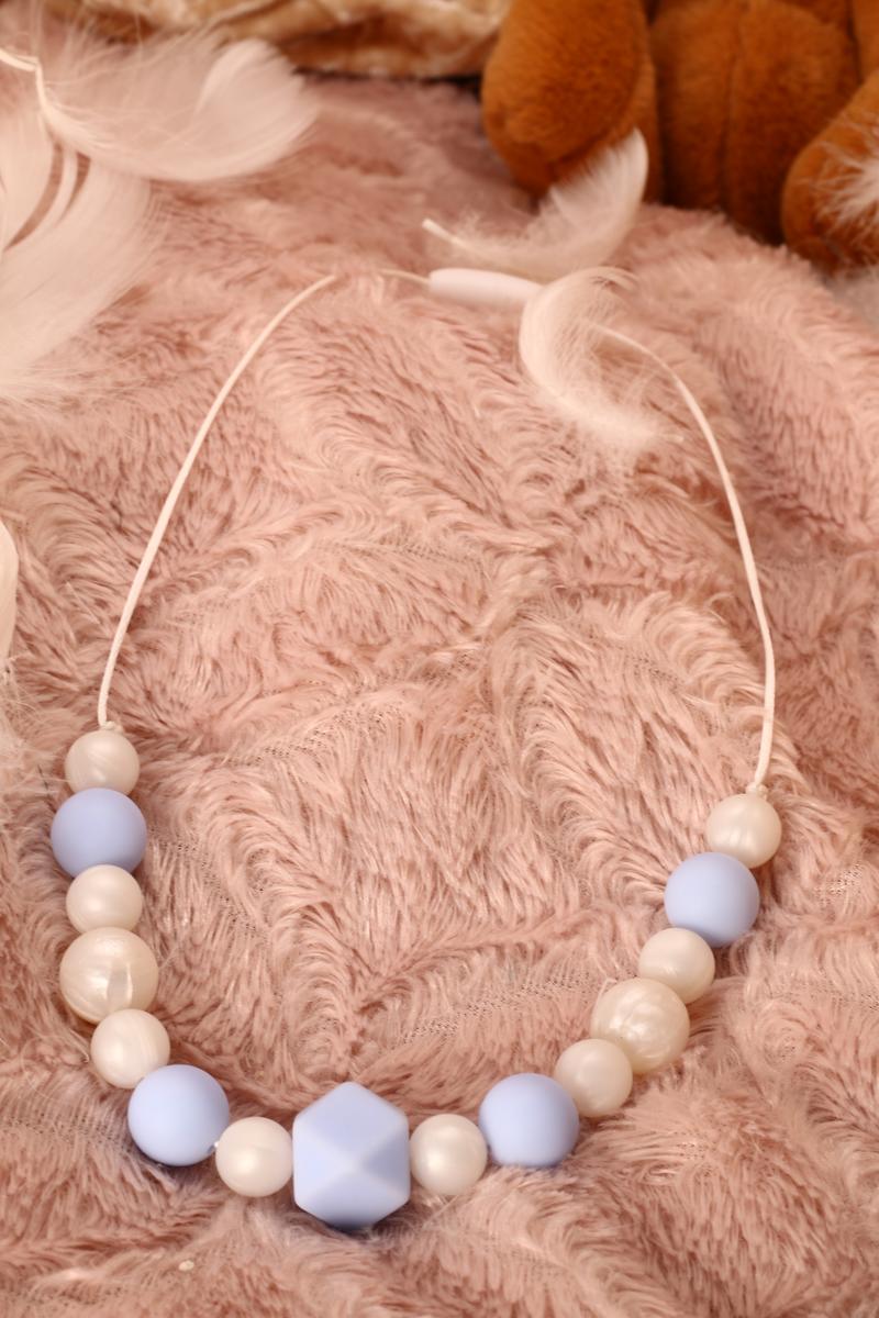 Collier d'allaitement et de portage fait main - perles rondes et hexagonale bleues et blanches nacrées. Calino Crea Collier d'allaitement et de portage fait main - perles rondes et hexagonale bleues et blanches nacrées. Calino Crea