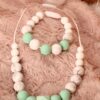 Collier et bracelet d'allaitement et de portage fait main - perles rondes et hexagonale menthe et blanches marbré. Calino Crea