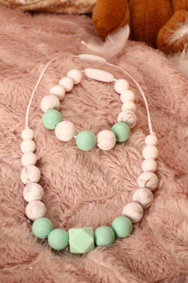 Collier et bracelet d'allaitement et de portage fait main - perles rondes et hexagonale menthe et blanches marbré. Calino Crea