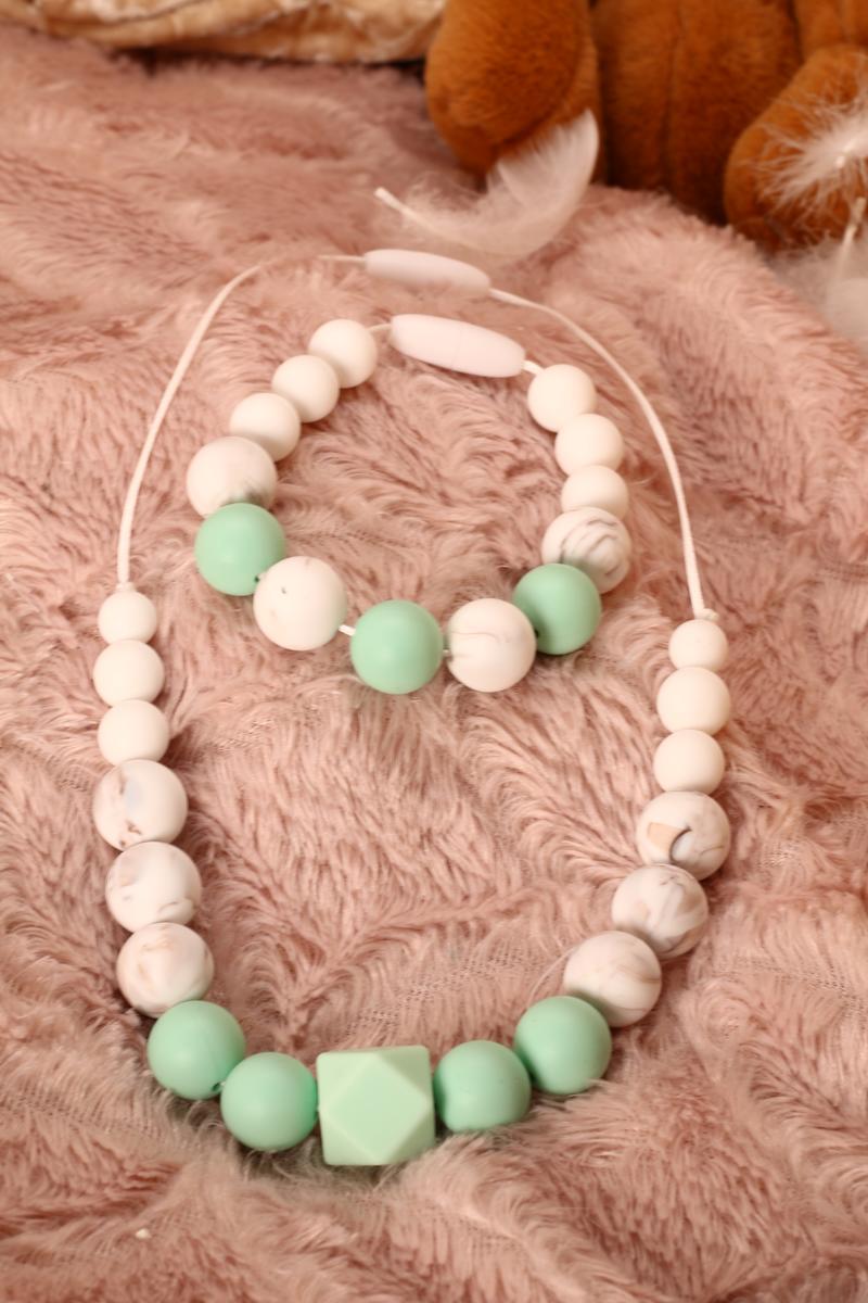 Collier et bracelet de portage et d'allaitement silicone fait main - blanc marbré et menthe. Calino Crea