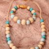 Collier et bracelet de portage et d'allaitement bois fait main - naturel et bleu. Calino Crea