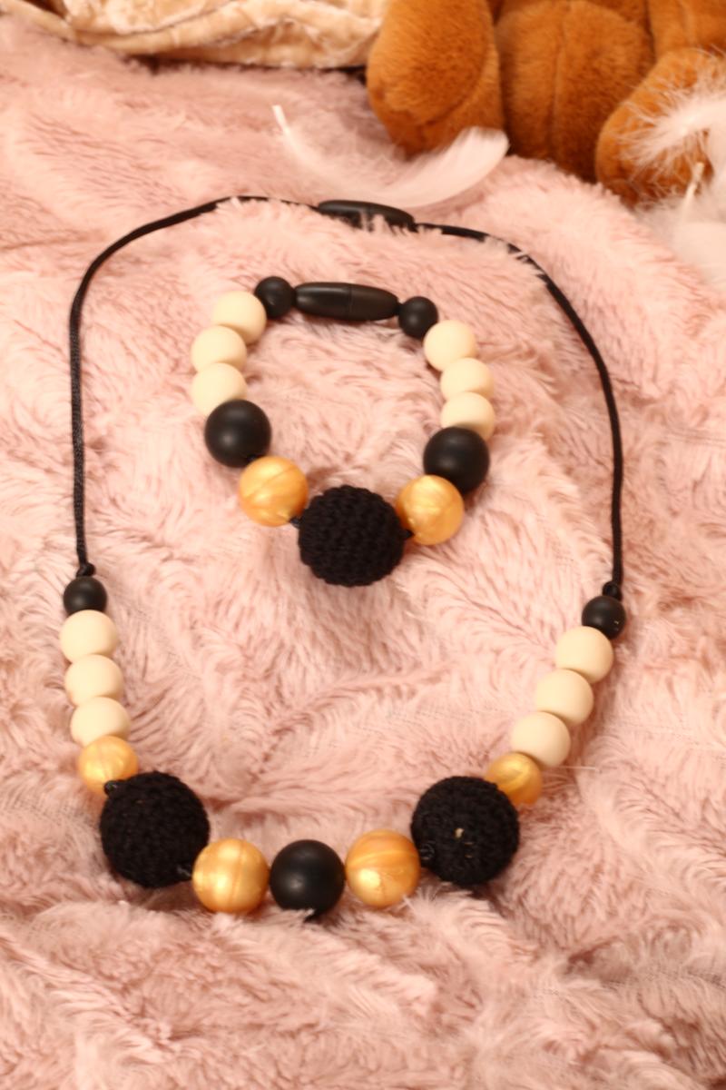 Collier et bracelet de portage et d'allaitement silicone fait main - beige, doré et crochet noir. Calino Crea