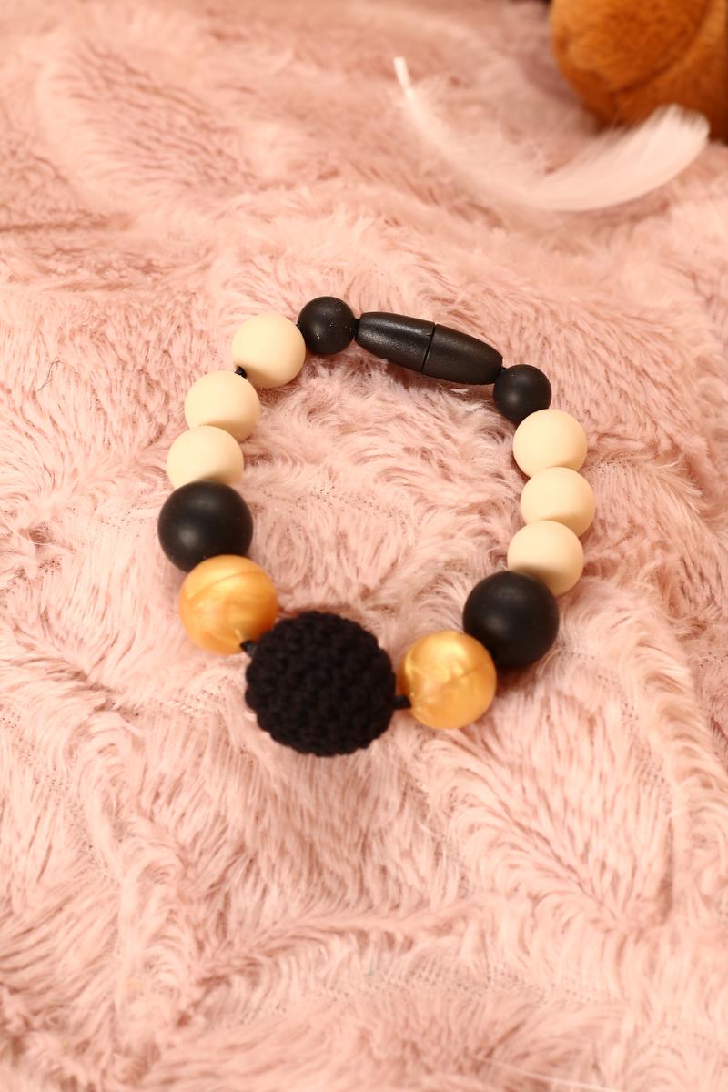 Bracelet d'allaitement et de portage fait main - silicone beige, noir et doré avec perle crochetée. Calino Crea Bracelet d'allaitement et de portage fait main - silicone beige, noir et doré avec perle crochetée. Calino Crea
