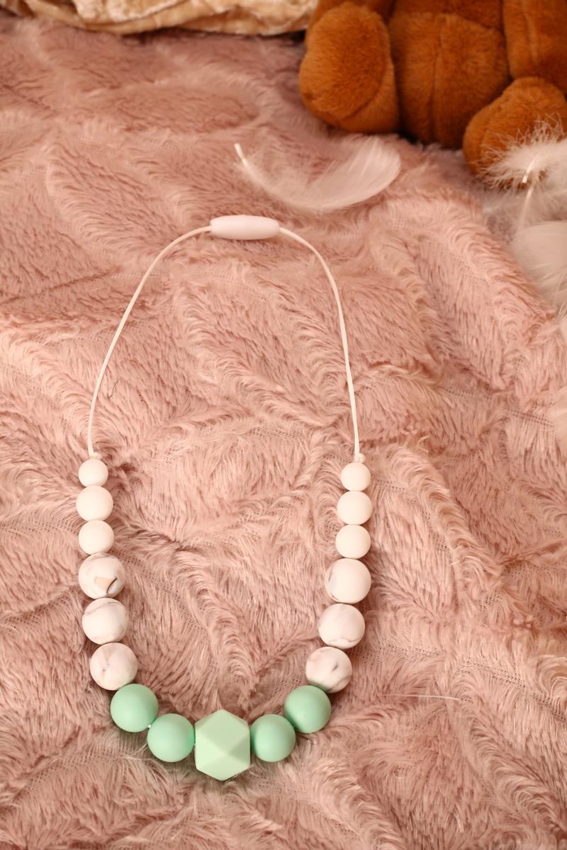 Collier d'allaitement et de portage fait main - perles rondes et hexagonale menthe et blanches marbré. Calino Crea Collier d'allaitement et de portage fait main - perles rondes et hexagonale menthe et blanches marbré. Calino Crea