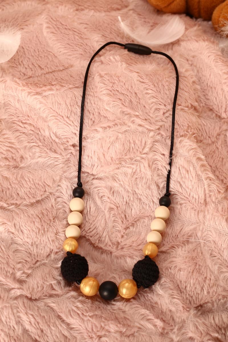 Collier d'allaitement et de portage fait main - Beige, doré et noir avec perles crochetées. Calino Crea Collier d'allaitement et de portage fait main - Beige, doré et noir avec perles crochetées. Calino Crea
