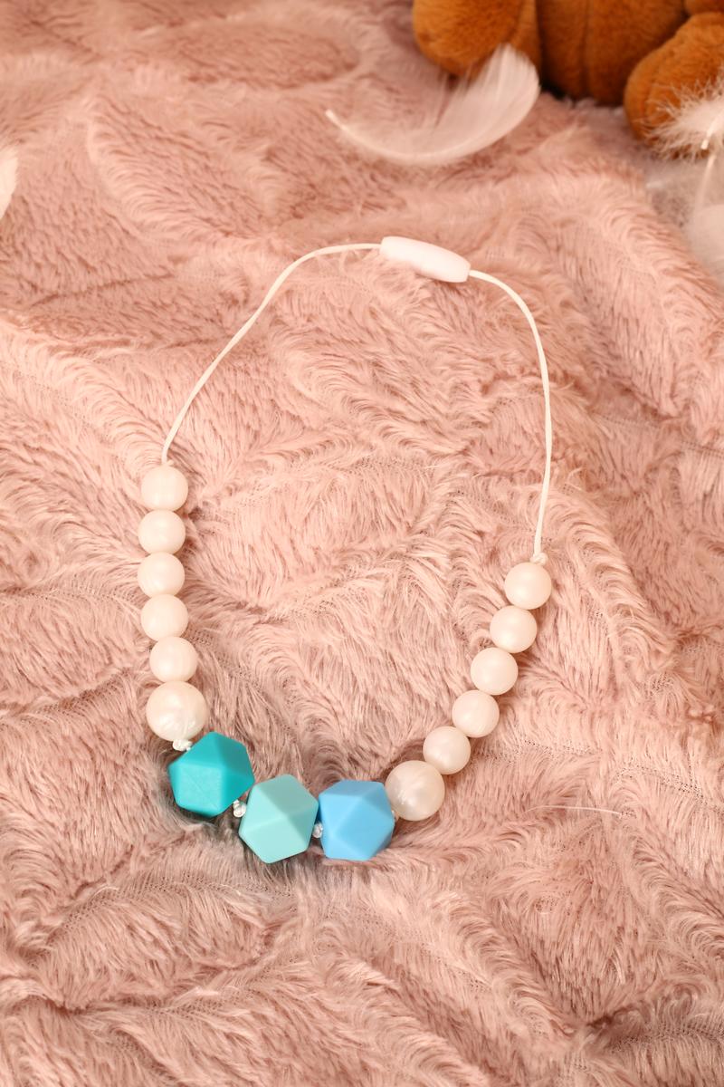 Collier de portage et d'allaitement silicone fait main - blanc nacré et trio d'hexagones bleus. Calino Crea Collier de portage et d'allaitement silicone fait main - blanc nacré et trio d'hexagones bleus. Calino Crea