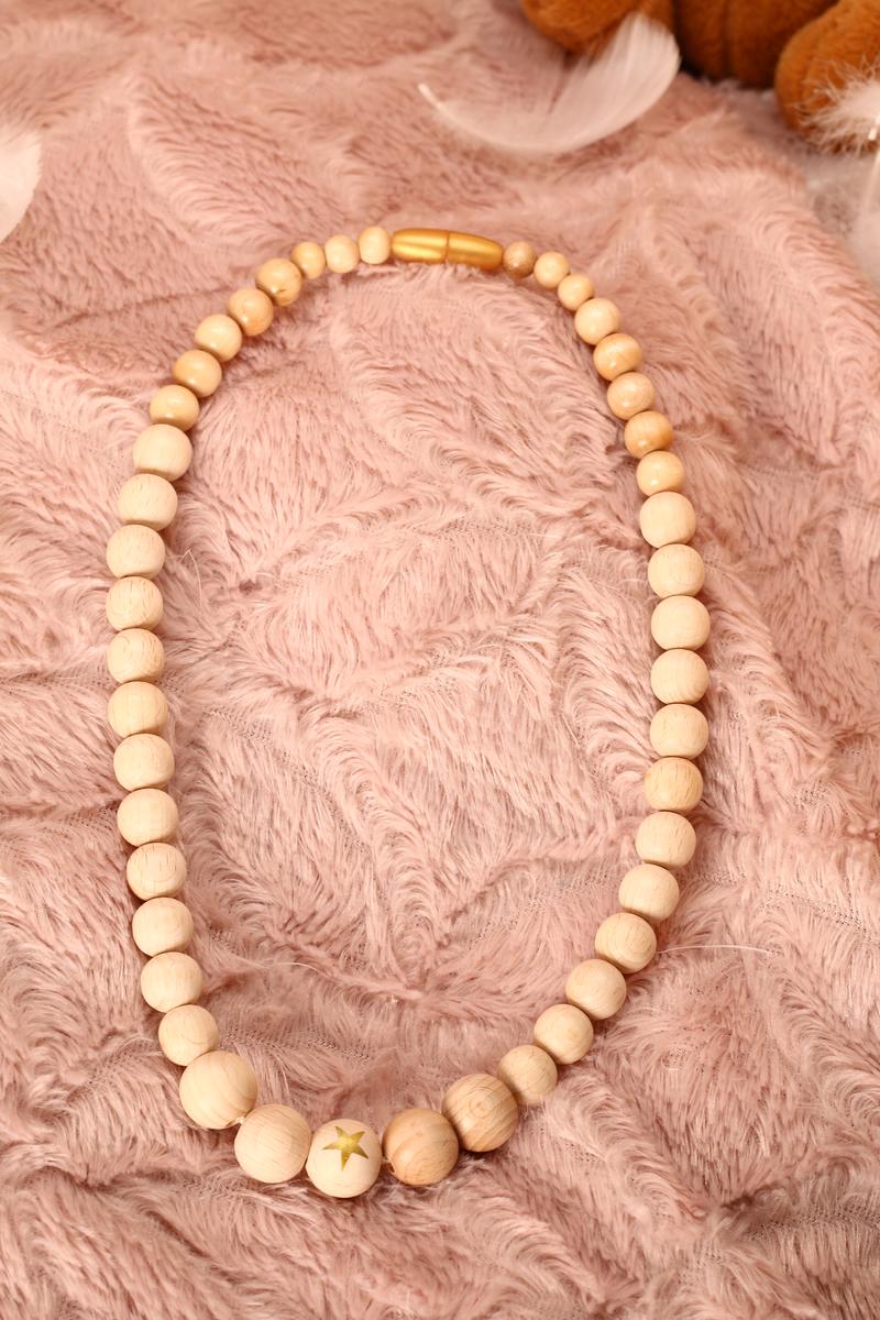 Collier d'allaitement et de portage fait main - perles en bois naturel et étoile dorée. Calino Crea Collier d'allaitement et de portage fait main - perles en bois naturel et étoile dorée. Calino Crea