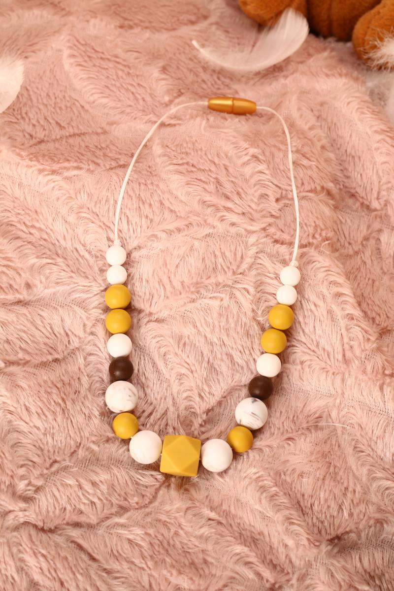 Collier d'allaitement et de portage fait main - perles rondes et hexagonales moutarde, marron et marbré. Calino Crea Collier d'allaitement et de portage fait main - perles rondes et hexagonales moutarde, marron et marbré. Calino Crea