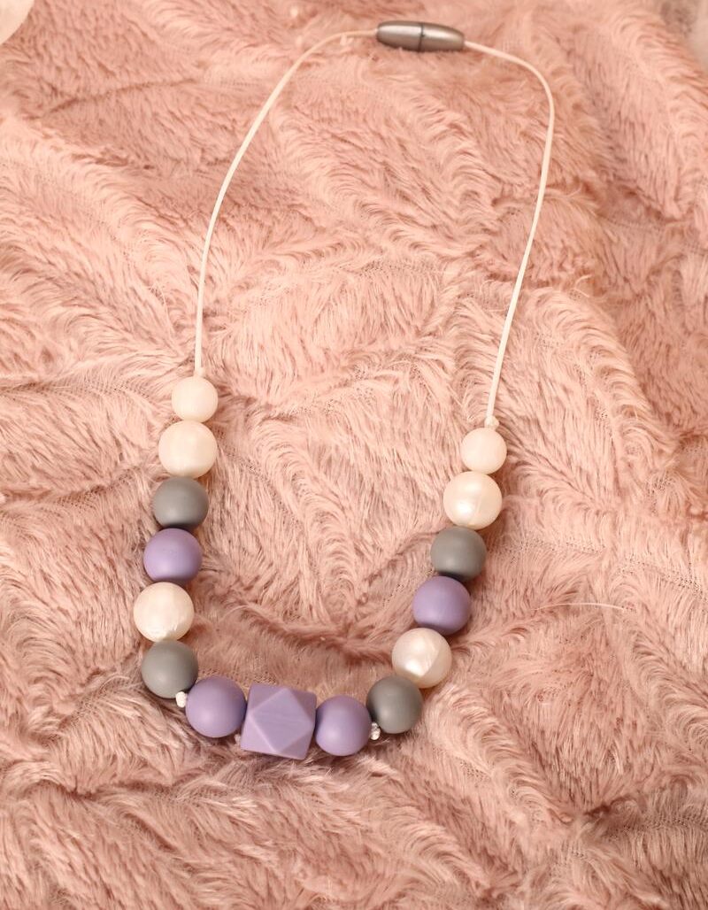 Collier d'allaitement et de portage fait main - perles rondes et hexagonales mauves, grises et blanches nacrées. Calino Crea Collier d'allaitement et de portage fait main - perles rondes et hexagonales mauves, grises et blanches nacrées. Calino Crea