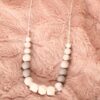 Collier d'allaitement et de portage fait main - hexagones et perles silicone blanches et grises. Calino Crea Collier d'allaitement et de portage fait main - hexagones et perles silicone blanches et grises. Calino Crea