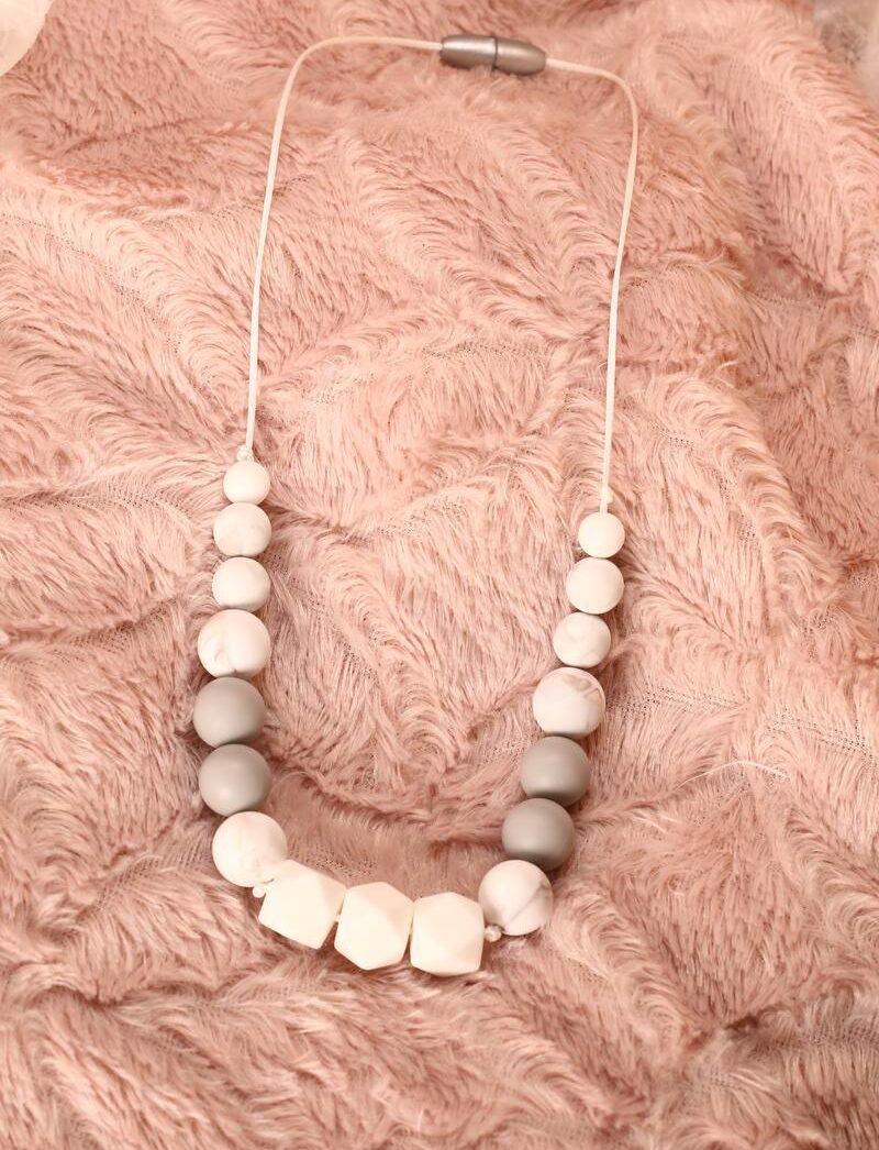 Collier d'allaitement et de portage fait main - hexagones et perles silicone blanches et grises. Calino Crea Collier d'allaitement et de portage fait main - hexagones et perles silicone blanches et grises. Calino Crea
