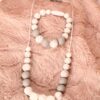 Collier et bracelet d'allaitement et de portage fait main - hexagones et perles silicone blanches et grises. Calino Crea Collier et bracelet d'allaitement et de portage fait main - hexagones et perles silicone blanches et grises. Calino Crea