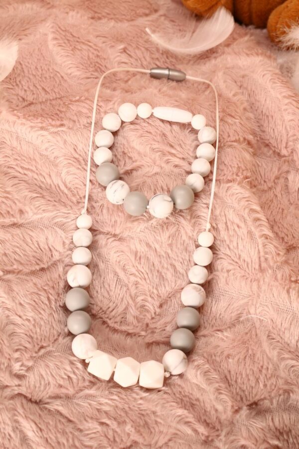 Collier et bracelet d'allaitement et de portage fait main - hexagones et perles silicone blanches et grises. Calino Crea Collier et bracelet d'allaitement et de portage fait main - hexagones et perles silicone blanches et grises. Calino Crea