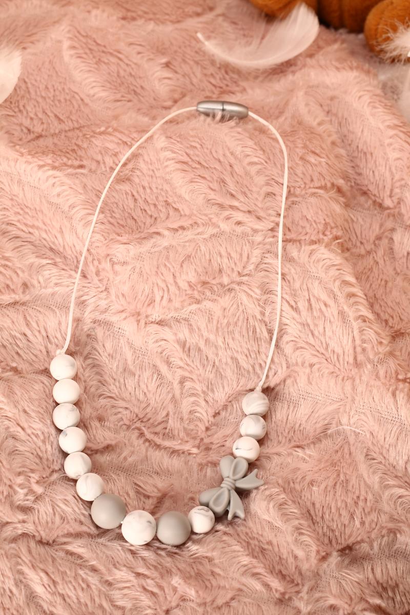 Collier d'allaitement et de portage - Nœud et perles silicone blanches et grises Collier d'allaitement et de portage - Nœud et perles silicone blanches et grises