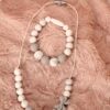 Collier et bracelet de portage et d'allaitement silicone fait main - Nœud et perles blanches et grises. Calino Crea Collier et bracelet de portage et d'allaitement silicone fait main - Nœud et perles blanches et grises. Calino Crea